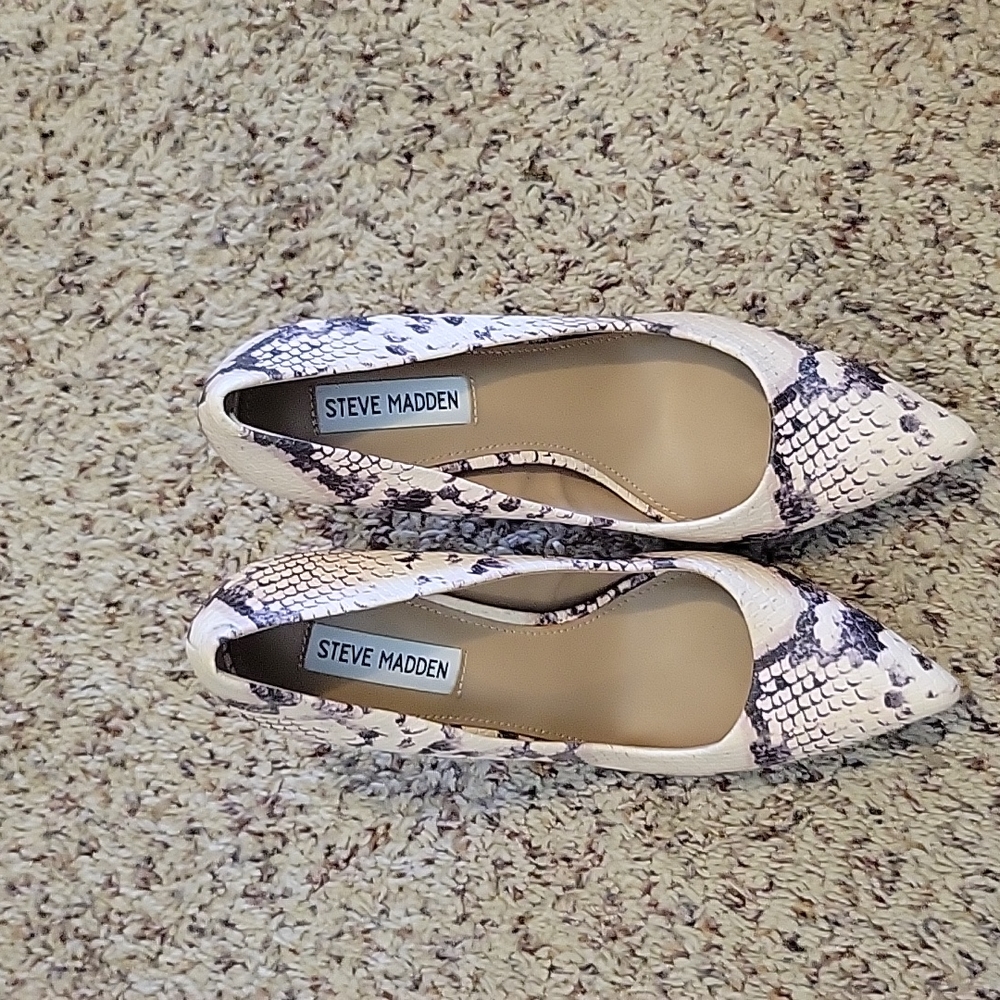 Brand New Steve Madden faux leather snake skin pumps size 7.5